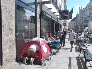 Фанаты iPhone в Дании ночевали в палатках.